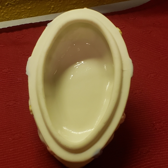 Vtg Porcelain Easter Egg Trinket Box Flowers & Bow - Picture 9 of 10